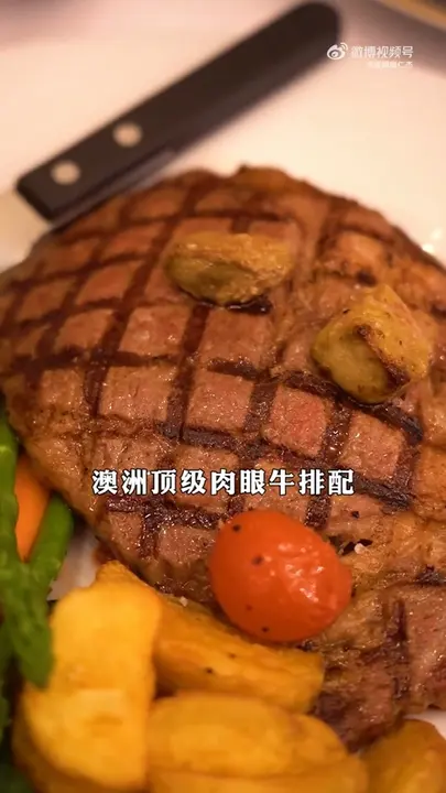 澳洲顶级肉眼牛排配奶香玉米饼牛肝菌
