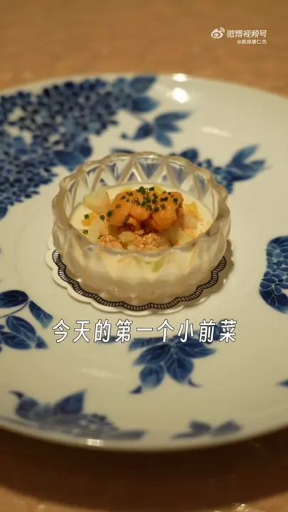 药膳食奶冻配海胆和橘皮碎