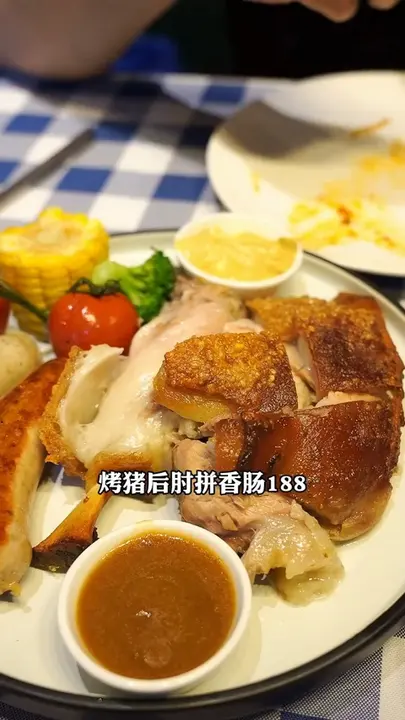 烤猪后肘拼香肠