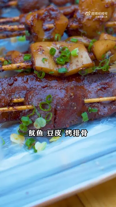 鱿鱼、豆皮和烤排骨串