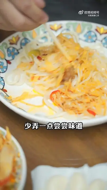 Sauerkraut Potato Shreds Noodles (酸菜土豆丝拌面)