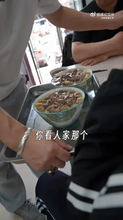 隔壁桌大碗牛肉面