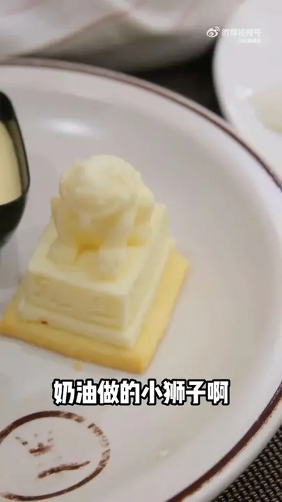 甜品（奶油小狮子、果仁茶歇和小蛋糕）